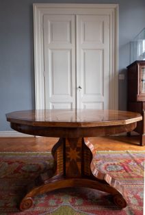 Runder Tisch mit Sterneinlage