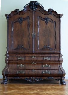 Holländischer Schrank mit drei Schubladen