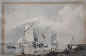 mehrere Segler (darunter ein Tjalk) und Ruderboote vor einem Strand