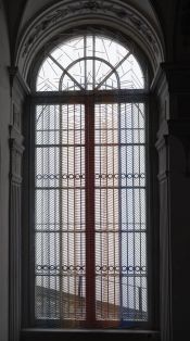 Installation vor dem Vestibülfenster im B.C. Koekkoek-Haus