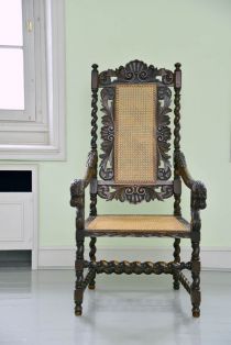 Stuhl in historisierendem Stil, aus dem Besitz von Johannes Tavenraat