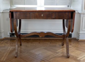 Tisch mit zwei Klappen, sogenannter Wangentisch