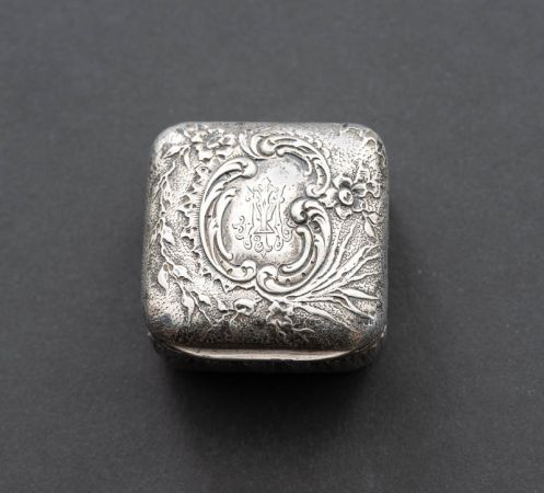 Pillen- und Riechdose