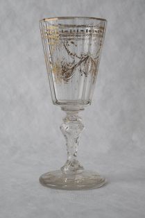 Gläserner Pokal mit Goldbemalung