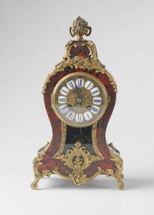 Pendüle im historisierenden Neo-Rokoko Stil