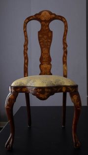 Stuhl mit Intarsien