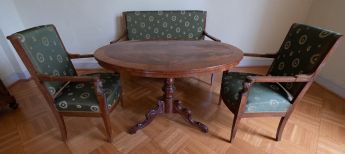 Sitzbank und zwei Armlehnsessel im Empirestil