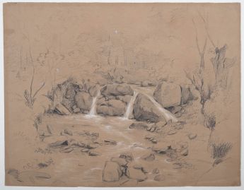 Wasserfall zwischen Felsblöcken im Wald