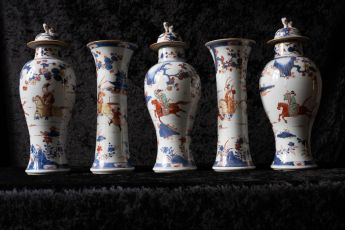 Schrankgarnitur aus 5 Vasen