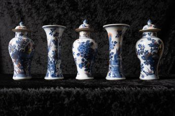 Schrankgarnitur aus 5 Vasen