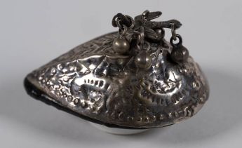 Ein in Silber gefasster Bimsstein